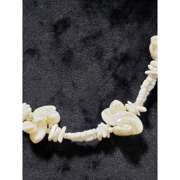 Women's Twisted White Chip & Sliced Shell Vintage Bead Necklace - Picture 5 of 7